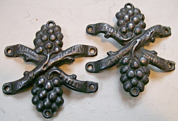 M104 - Cast Iron Grape Slat Clamps (5) - Click Image to Close