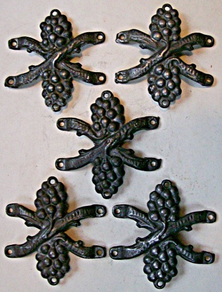 M104 - Cast Iron Grape Slat Clamps (5) - Click Image to Close