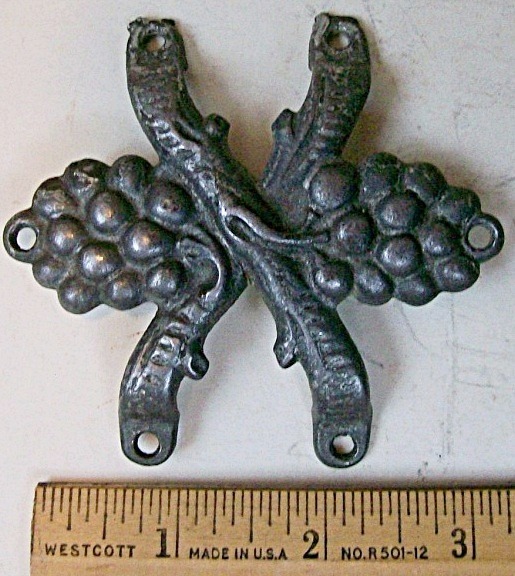 M104 - Cast Iron Grape Slat Clamps (5) - Click Image to Close