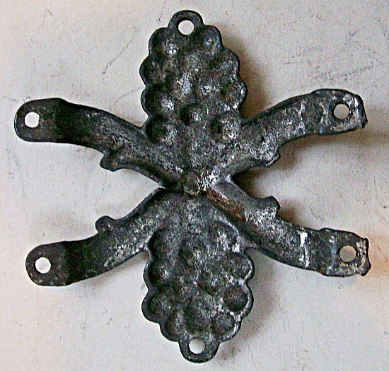 M104 - Cast Iron Grape Slat Clamps (5) - Click Image to Close