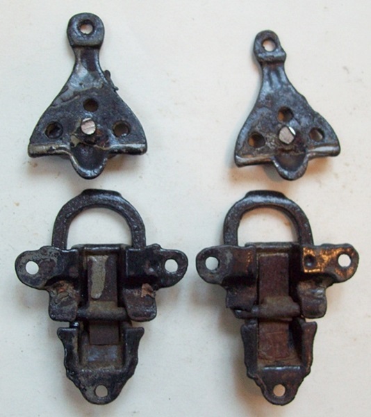 M116 - Antique Iron Trunk Latches #1