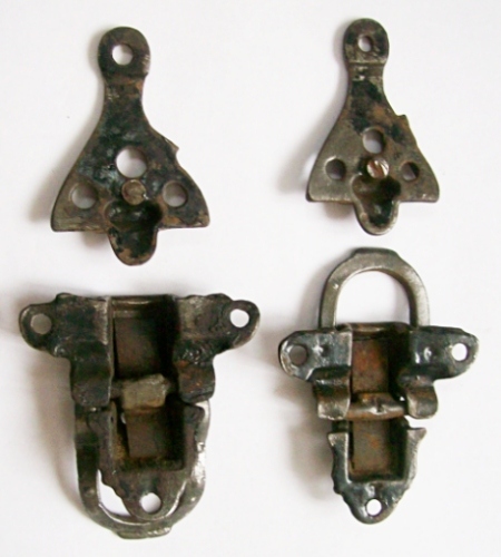 M116 - Antique Iron Trunk Latches #1