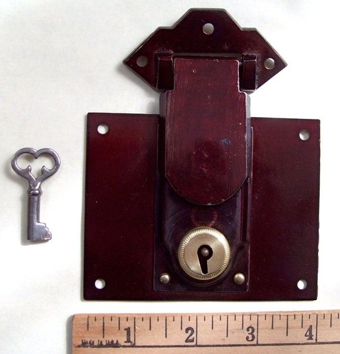 L104 - Eagle Trunk Lock, Ornate Key