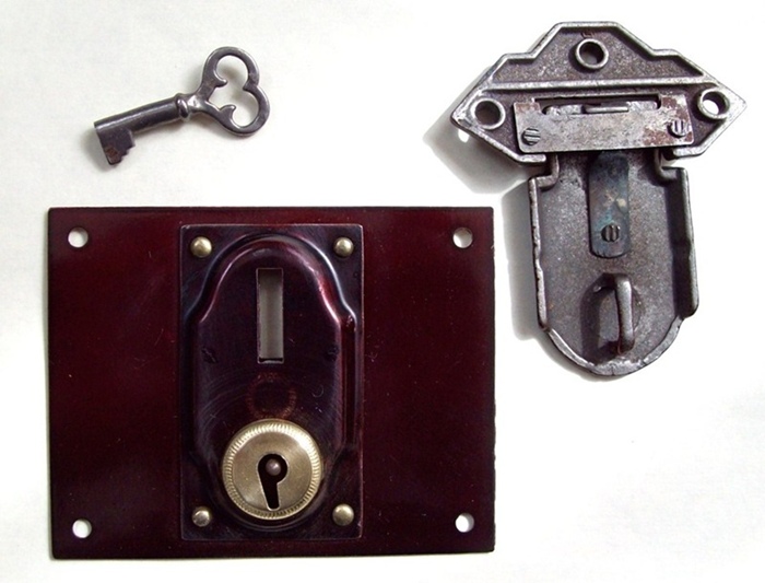 L104 - Eagle Trunk Lock, Ornate Key - Click Image to Close