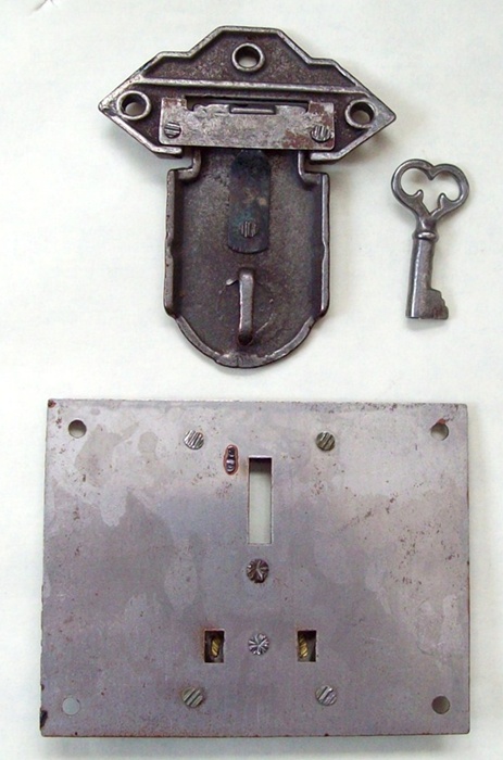 L104 - Eagle Trunk Lock, Ornate Key - Click Image to Close