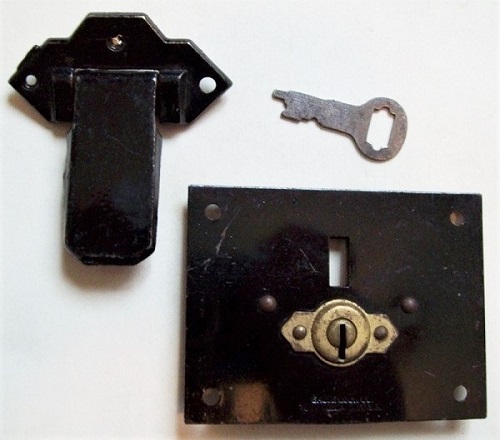 L100 - Eagle Trunk Lock & Key