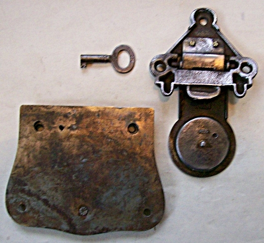 L100 - Eagle Trunk Lock & Key