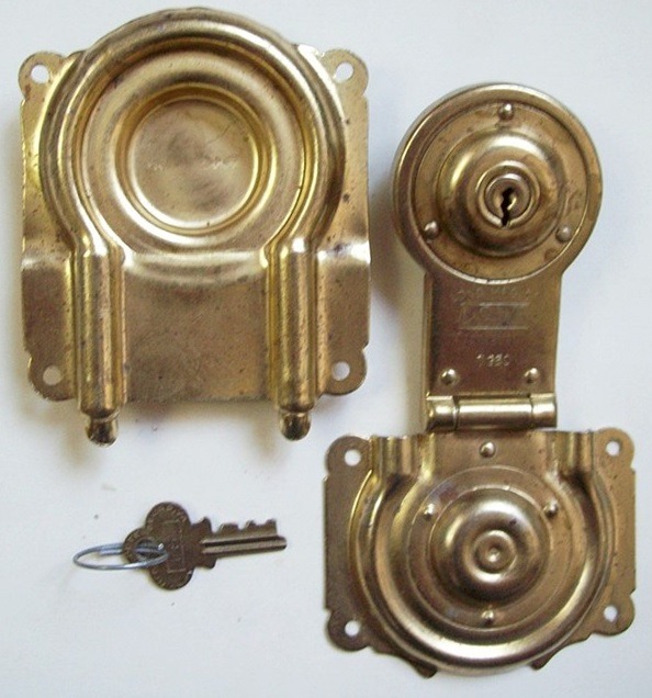 L101 - Antique Trunk Lock with Key - SOLD 01/2022