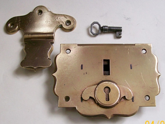 L102 - Brass Antique Trunk Lock