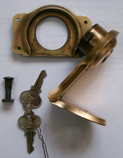 L103 - Antique Brass Eagle Lock, 2 Keys