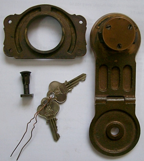 L103 - Antique Brass Eagle Lock, 2 Keys