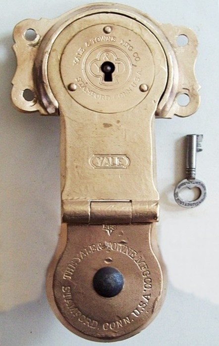 L105 - Solid Brass Yale Trunk Lock & Key