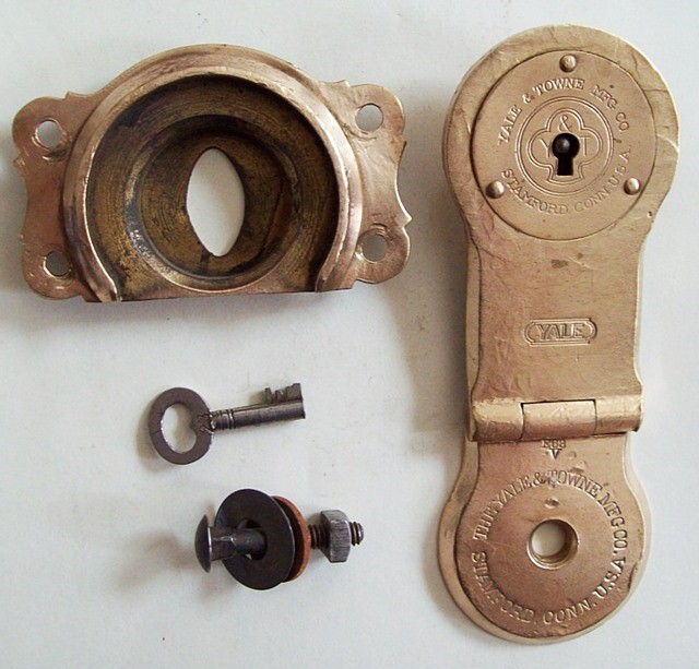 L105 - Solid Brass Yale Trunk Lock & Key