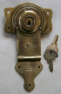 L105 - Antique Brass Yale Lock & Keys