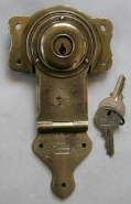 L105 - Antique Brass Yale Lock & Keys - Click Image to Close