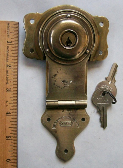 L105 - Antique Brass Yale Lock & Keys