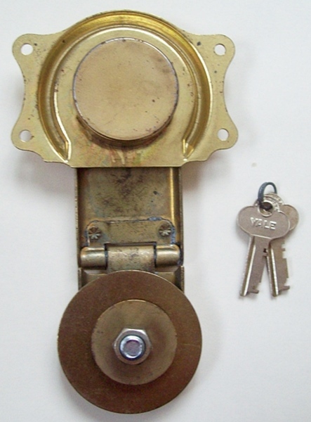 L106 - Yale Trunk Lock & Keys