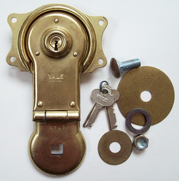 L106 - Yale Trunk Lock & Keys - Click Image to Close