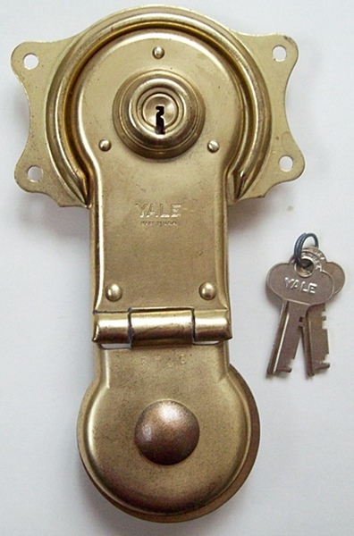 L106 - Yale Trunk Lock & Keys - Click Image to Close