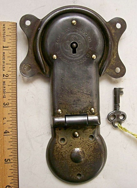 L108 - Yale & Towne Trunk Lock & Key - Click Image to Close