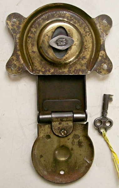 L108 - Yale & Towne Trunk Lock & Key - Click Image to Close