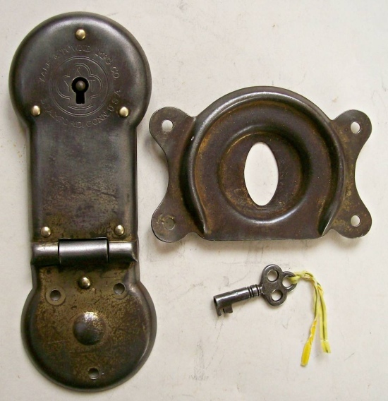 L108 - Yale & Towne Trunk Lock & Key - Click Image to Close