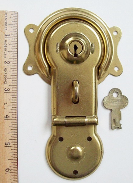 L112 - Eagle Trunk Lock & Key - Click Image to Close