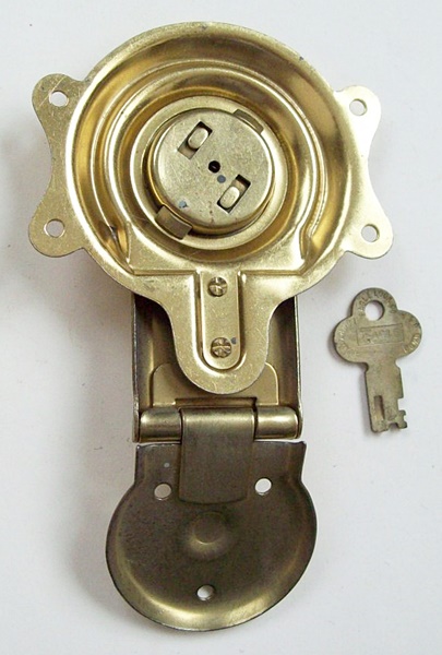 L112 - Eagle Trunk Lock & Key - Click Image to Close