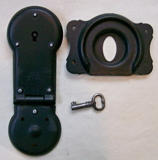 L113 - Antique YALE Trunk Lock & Key, NOS