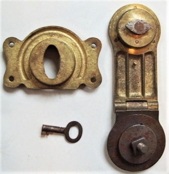 L114 - Brass Eagle Trunk Lock & Key