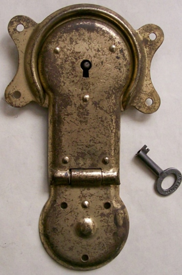 L114 - Antique Eagle Trunk Lock & Key - Click Image to Close