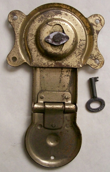 L114 - Antique Eagle Trunk Lock & Key - Click Image to Close