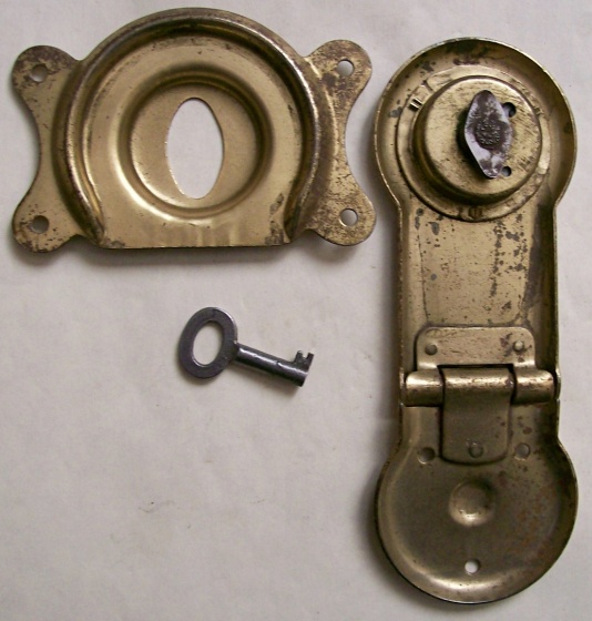 L114 - Antique Eagle Trunk Lock & Key - Click Image to Close