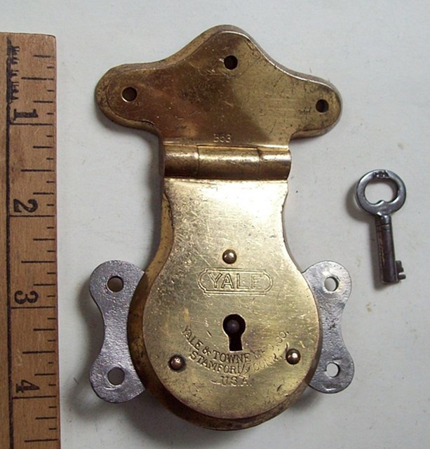 L115 - Brass Yale Trunk Lock & key