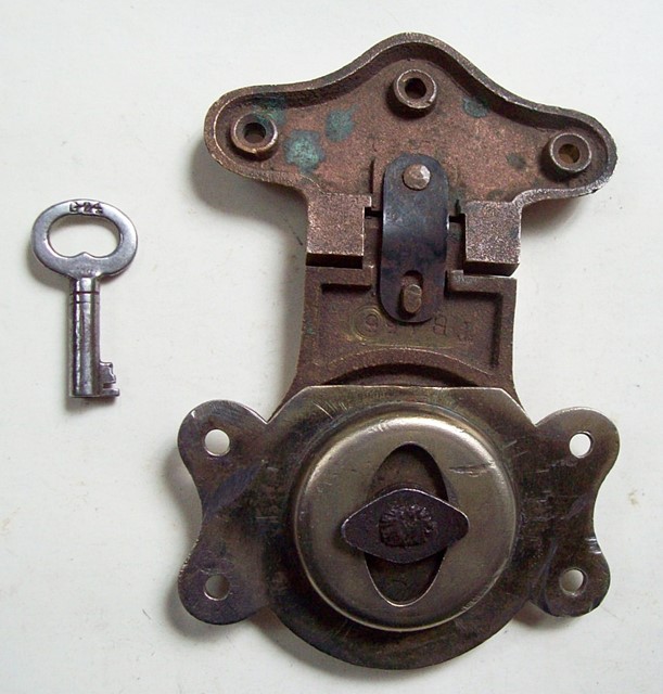 L115 - Brass Yale Trunk Lock & key