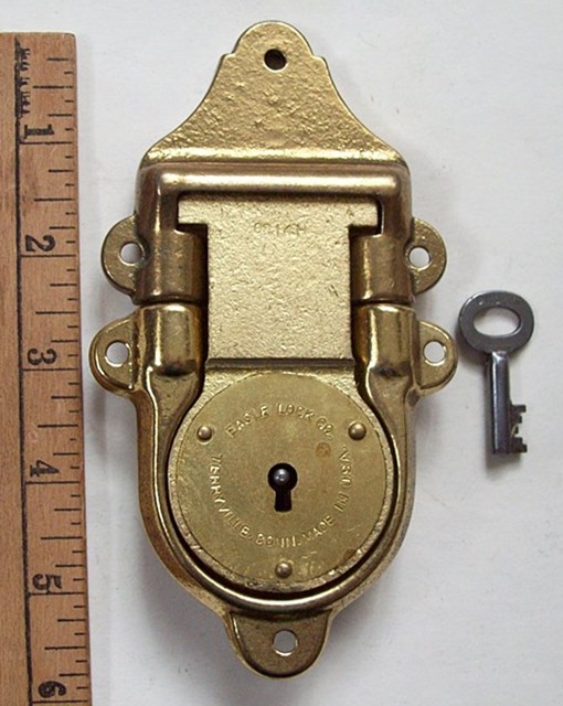 L116 - Brass Eagle Trunk Lock & Key - Click Image to Close