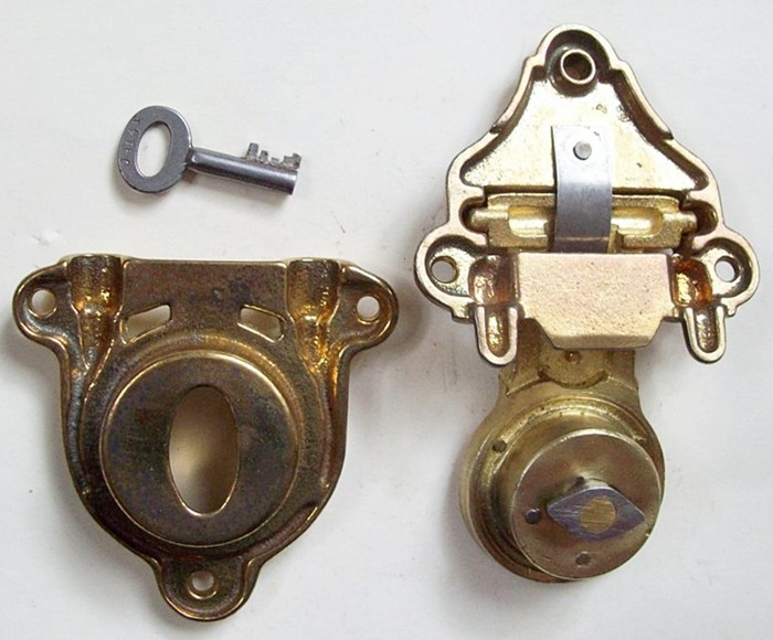 L116 - Brass Eagle Trunk Lock & Key