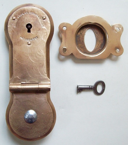 L117 - Brass 1892 Eagle Lock & Key