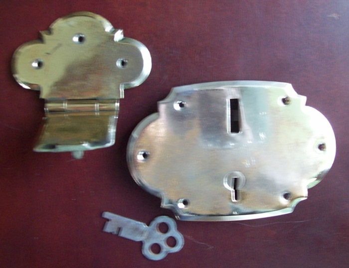 L118 - Brass French Trunk Lock & Key