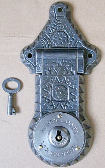 L119 - Eastlake Ornate Trunk Lock & Key - Click Image to Close