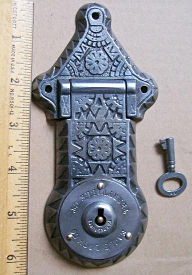 L119 - Eastlake Ornate Trunk Lock & Key - Click Image to Close