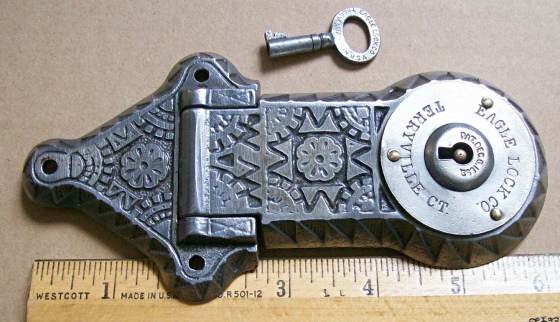 L119 - Eastlake Ornate Trunk Lock & Key