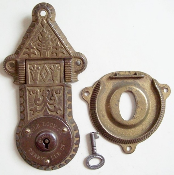 L119 - Eastlake Ornate Trunk Lock & Key - Click Image to Close