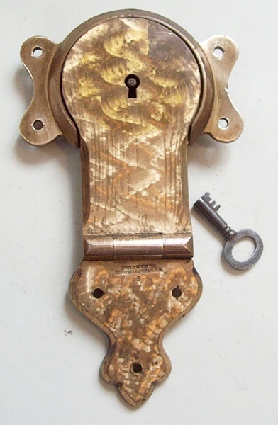 L121 - Brass Eagle Trunk Lock & Key - Click Image to Close