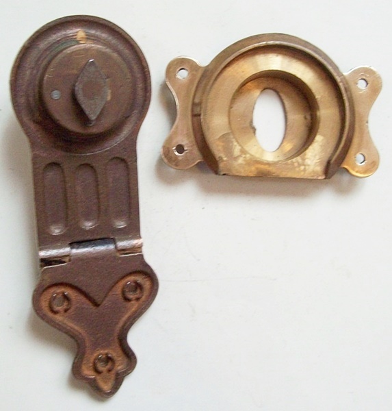 L121 - Brass Eagle Trunk Lock & Key