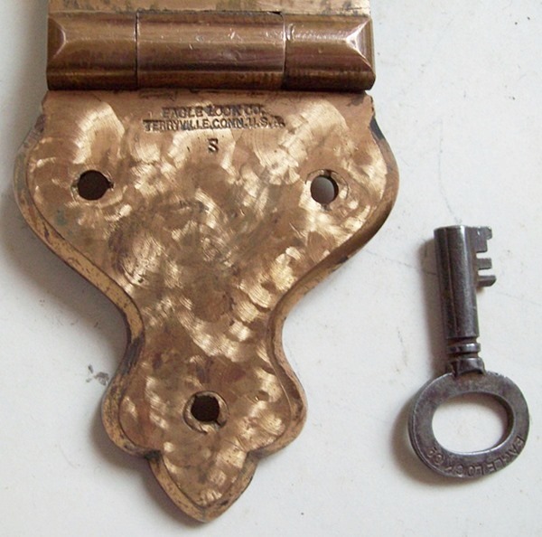 L121 - Brass Eagle Trunk Lock & Key - Click Image to Close