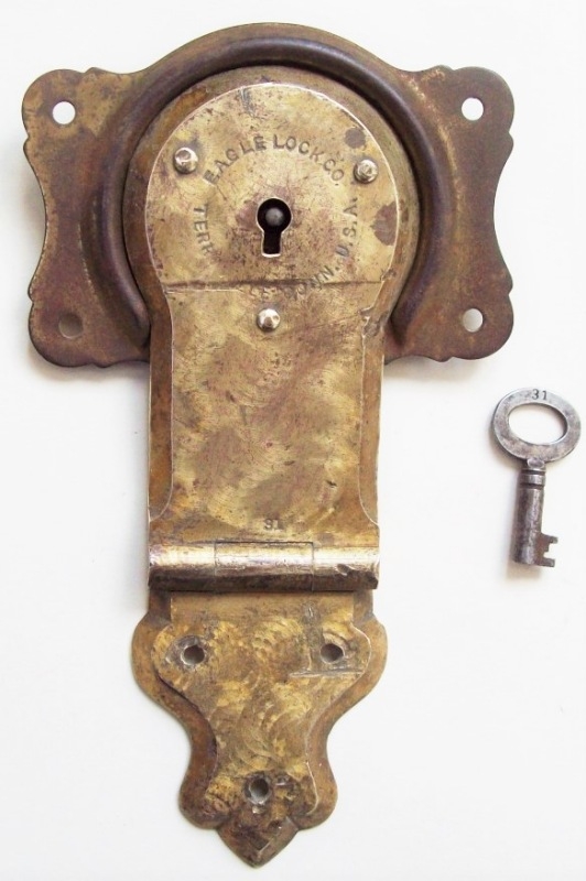 L122 - Brass Eagle Trunk Lock & Key - Click Image to Close