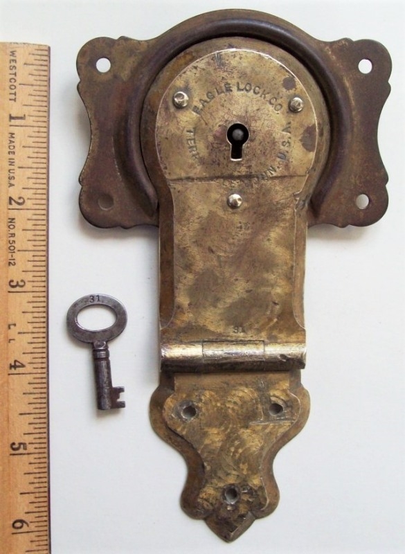 L122 - Brass Eagle Trunk Lock & Key