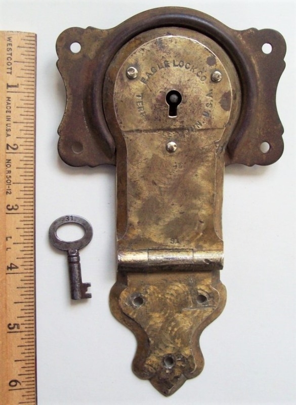 L122 - Brass Eagle Trunk Lock & Key - Click Image to Close