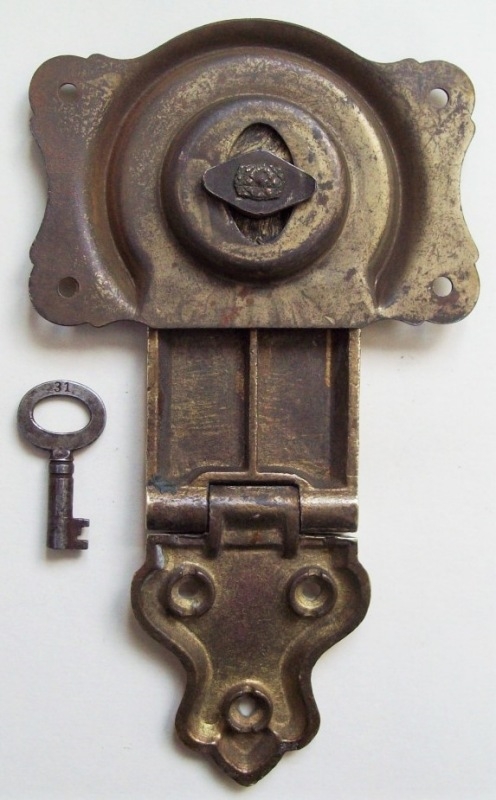 L122 - Brass Eagle Trunk Lock & Key - Click Image to Close